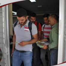 Alumnos de Agronegocios y Agrobiotecnología del Centro Universitario de la Ciénega sede La Barca, recibiendo información sobre el cuidado del campo.