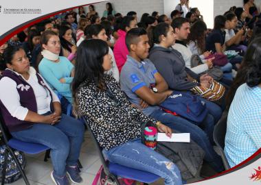Alumnos del Centro Universitario de la Ciénega en conferencia.