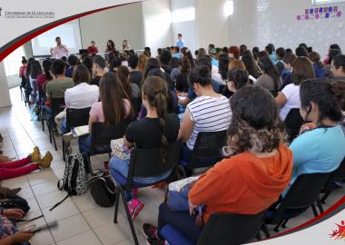 Alumnos del Centro Universitario de la Ciénega en conferencia.