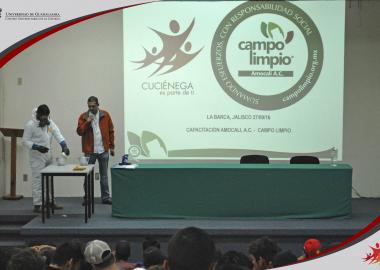 Ing. Carlos Obregón Ramírez Coordinador de Amocalí A.C. impartiendo conferencia "Campo Limpio".