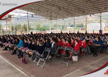 Alumnos de primarias, secundarias y preparatorias en la explanada Héroes Ferrocarrileros de Atotonilco el Alto