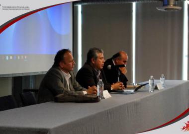Presidium integrado por el Director de la División el Dr. José de Jesús Quintana, el Dr. Rogelio Barba Álvarez y el Mtro. Miguel Durán Bernal.