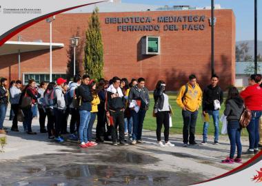 Alumnos de nuevo ingreso frente a la Biblioteca Mediateca "Fernando del Paso"