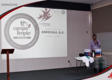 Ing. Carlos Obregón Ramírez impartiendo charla informativa