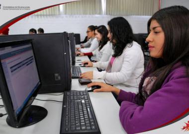 Alumnas de nuevo ingreso utilizando el portal cien por ciento incluyente del CUCIÉNEGA