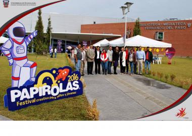 Autoridades e invitados especiales al Festival Papirolas 2016 en la explanada de la Biblioteca Mediateca Fernando Del Paso.