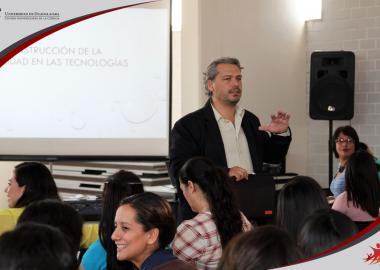 Ponente Dr. Félix Ignacio Peralta Ulibarri interactuando con alumnos de la carrera de Psicología CUCIÉNEGA