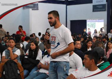Alumno Daniel Pérez participando en conferencia motivacional
