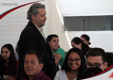 Ponente Dr. Félix Ignacio Peralta Ulibarri interactuando con alumnos de la carrera de Psicología CUCIÉNEGA