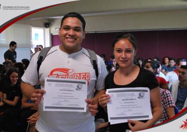 Alumnos con su reconocimiento de premiación del Rally de Conocimientos en Física, Química y Matemáticas