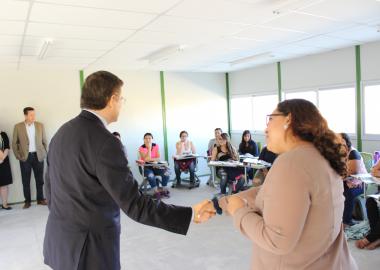 Rector General de la Universidad de Guadalajara saludando a profesores en Aulas para el Aprendizaje de Idiomas