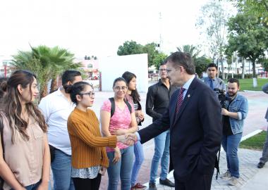 Rector General de la Universidad de Guadalajara saludando a padres de familia beneficiarios del Programa Estancia Infantil CUCIÉNEGA