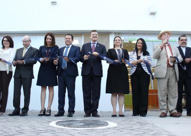 Autoridades Universitarias e invitados especiales realizando el corte de listón de la Biblioteca - Mediateca "Fernando del Paso"