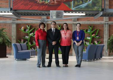 Comité evaluador del Consejo para la Acreditación del Comercio Internacional (CONACI), en el interior de la Biblioteca - Mediateca "Fernando del Paso"