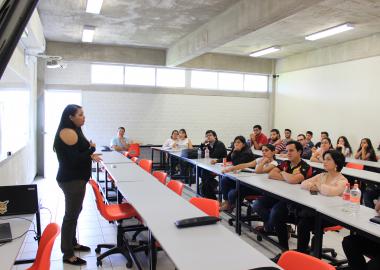Químico Farmacobiólogo Tania Karina Ceja Farías con estudiantes de la Maestría en Ciencias